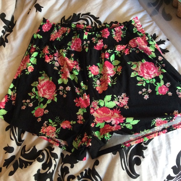 Derek Heart Pants - 🖤🌸Floral shorts🌸🖤